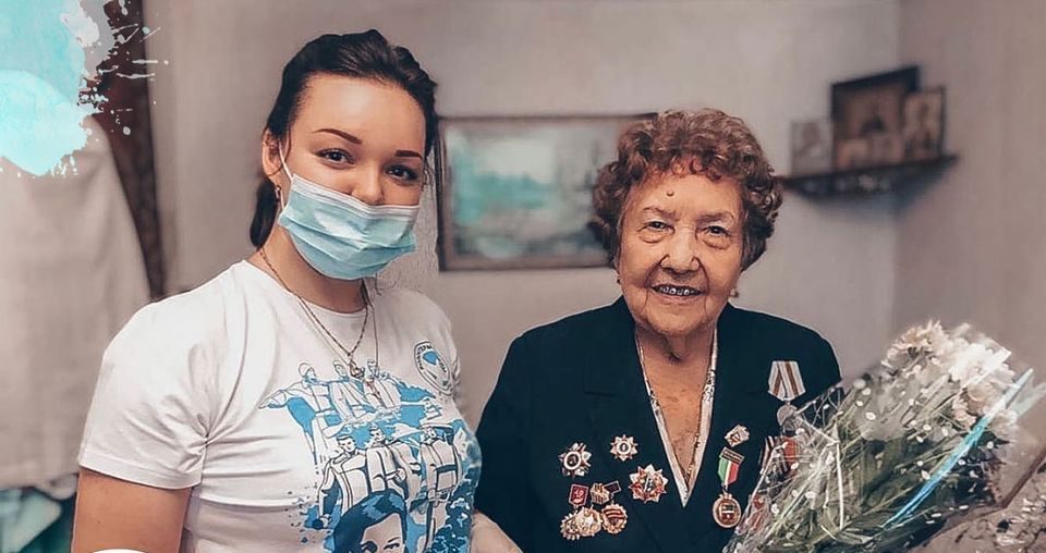 "Мобильные бригады" дарят бабушкам и дедушкам телефоны "Мобильные бригады" дарят бабушкам и дедушкам телефоны