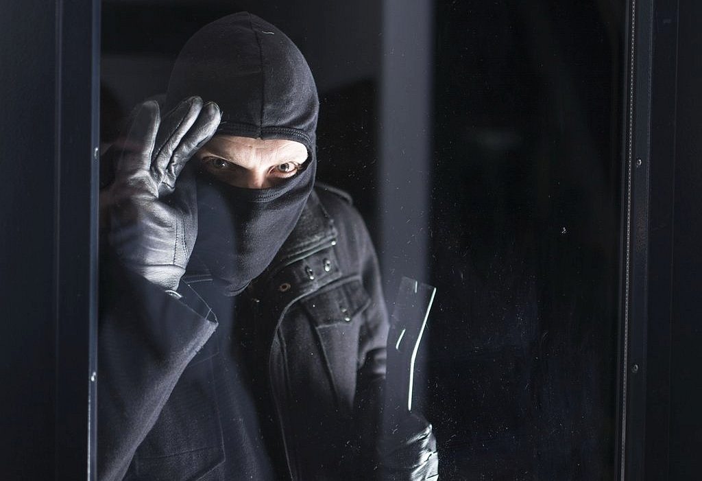 В Алексино двое грабителей проникли в "Пятёрочку" В Алексино двое грабителей проникли в "Пятёрочку"