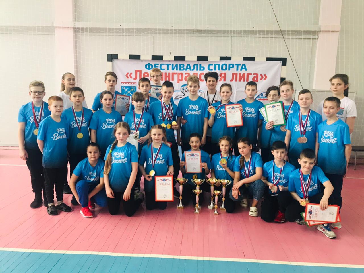Волховские пловцы впереди Волховские пловцы впереди