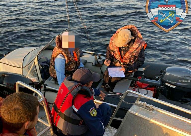Новоладожские спасатели выручили рыбаков