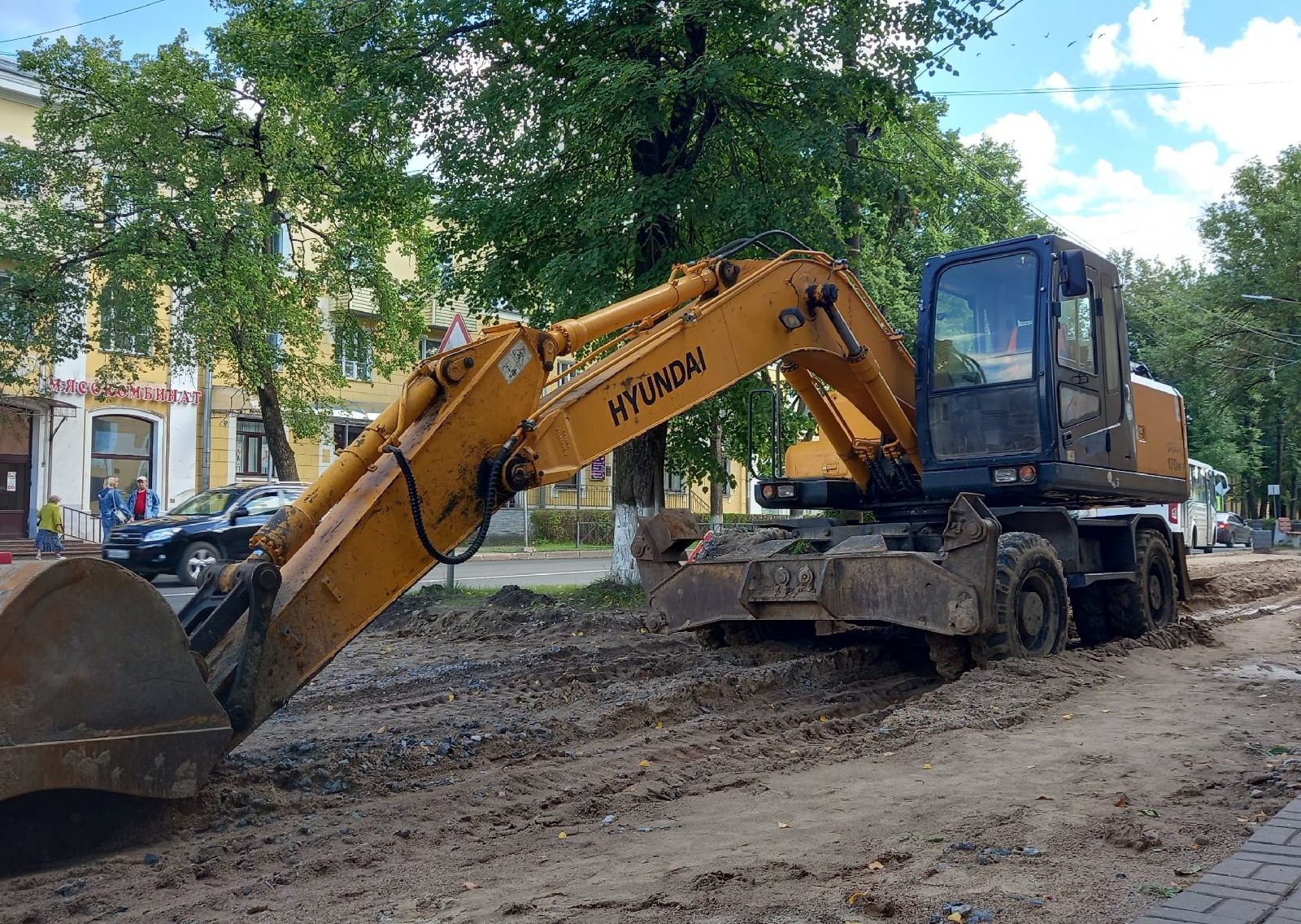 В Волхове обновляют тротуары и проезды