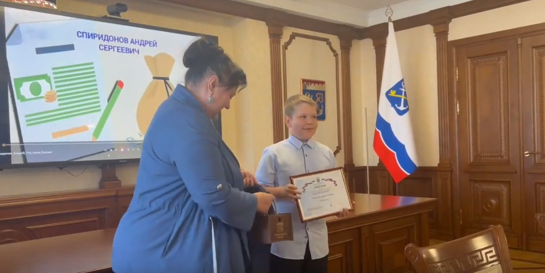 Волховский школьник получил награду