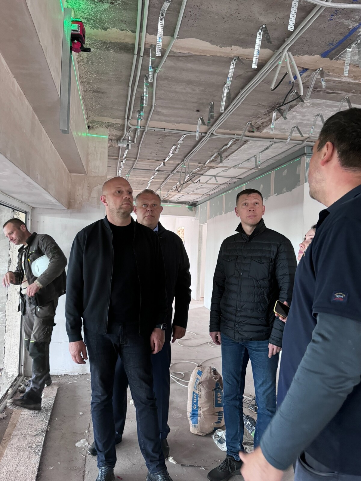 Волховский Дом спорта «Юность» преображается: главы района проверили ход капитального ремонта Волховский Дом спорта «Юность» преображается: главы района проверили ход капитального ремонта