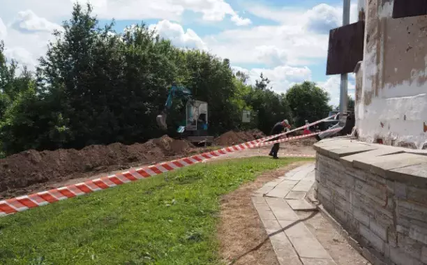 У стен храма кипит работа